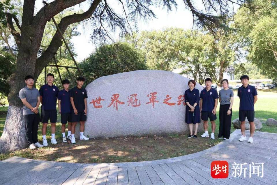 学生们参观, 学校为参与