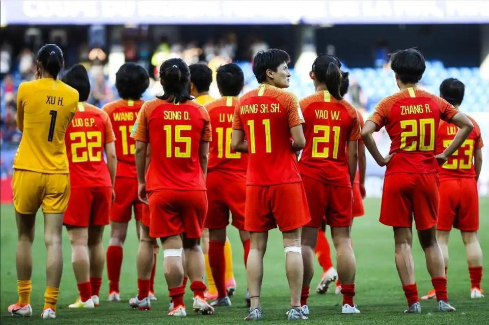 qo, 乐部踢球